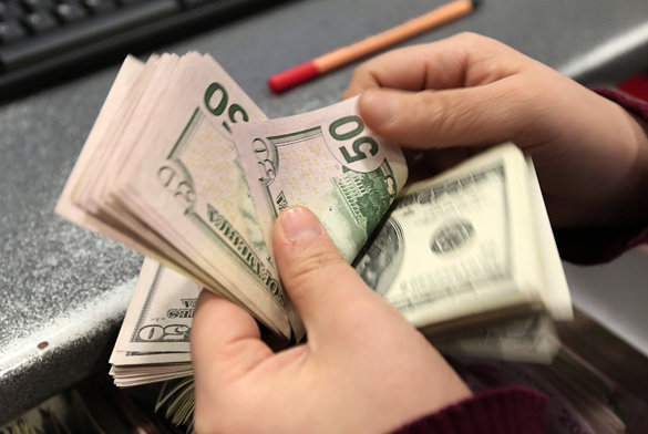 Украинцы в январе купили больше валюты