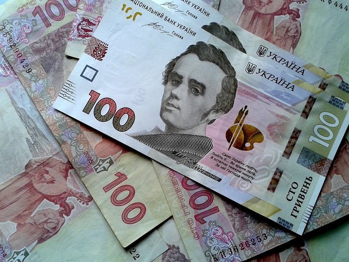 Официальная гривна укрепляется к основным валютам