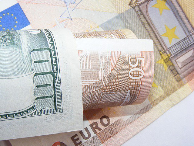 Доллар падает, а евро дорожает