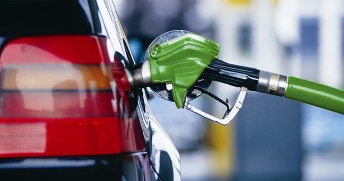 Сети АЗС продолжают снижать цены на все виды топлива