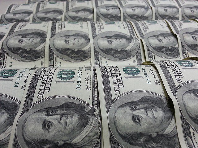 Доллар на межбанке спустился ниже 24 гривен