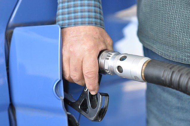 Бензин упал в цене: где дешевле заправляться