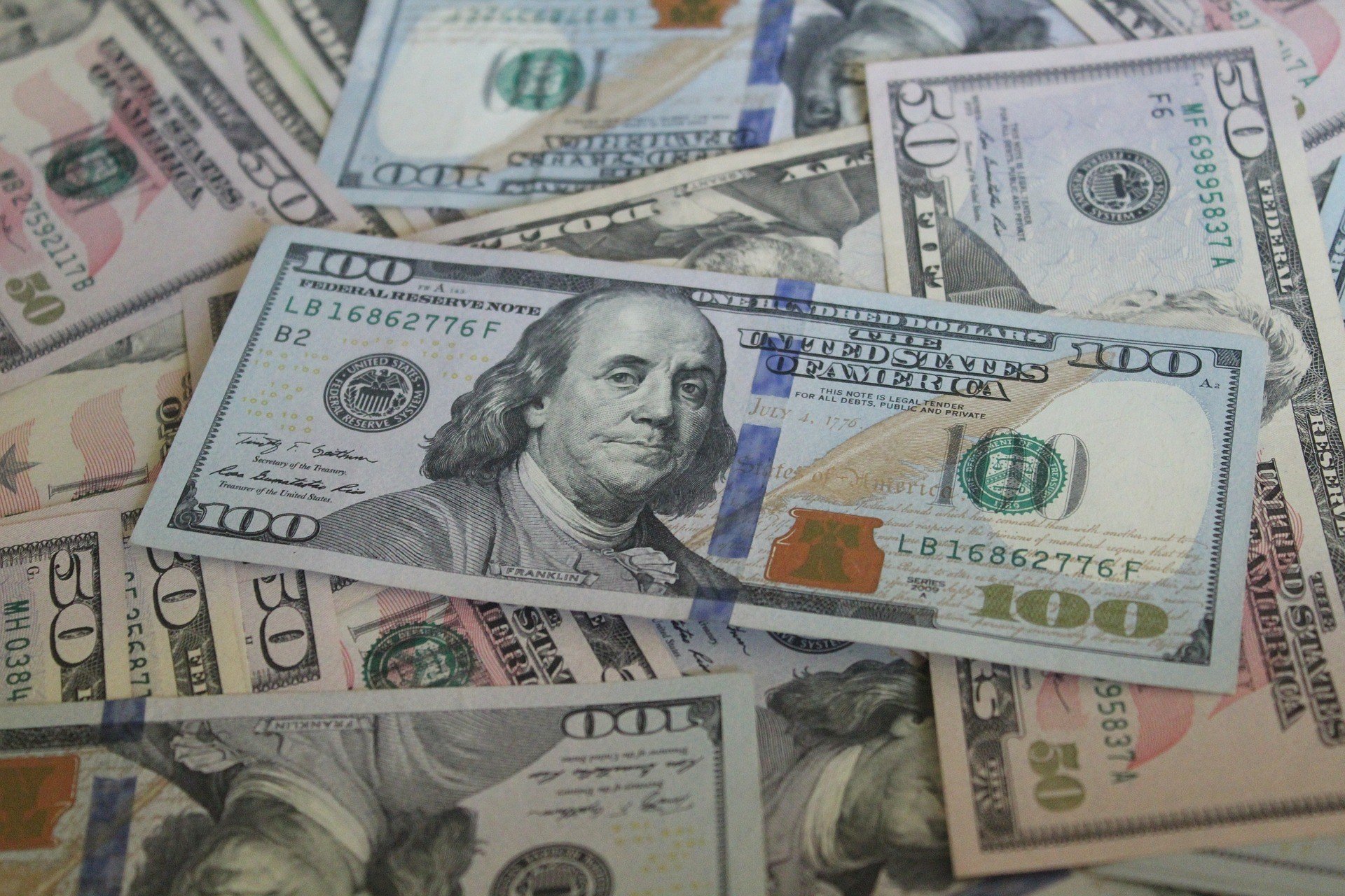 Иностранцы сметают валюту на межбанке