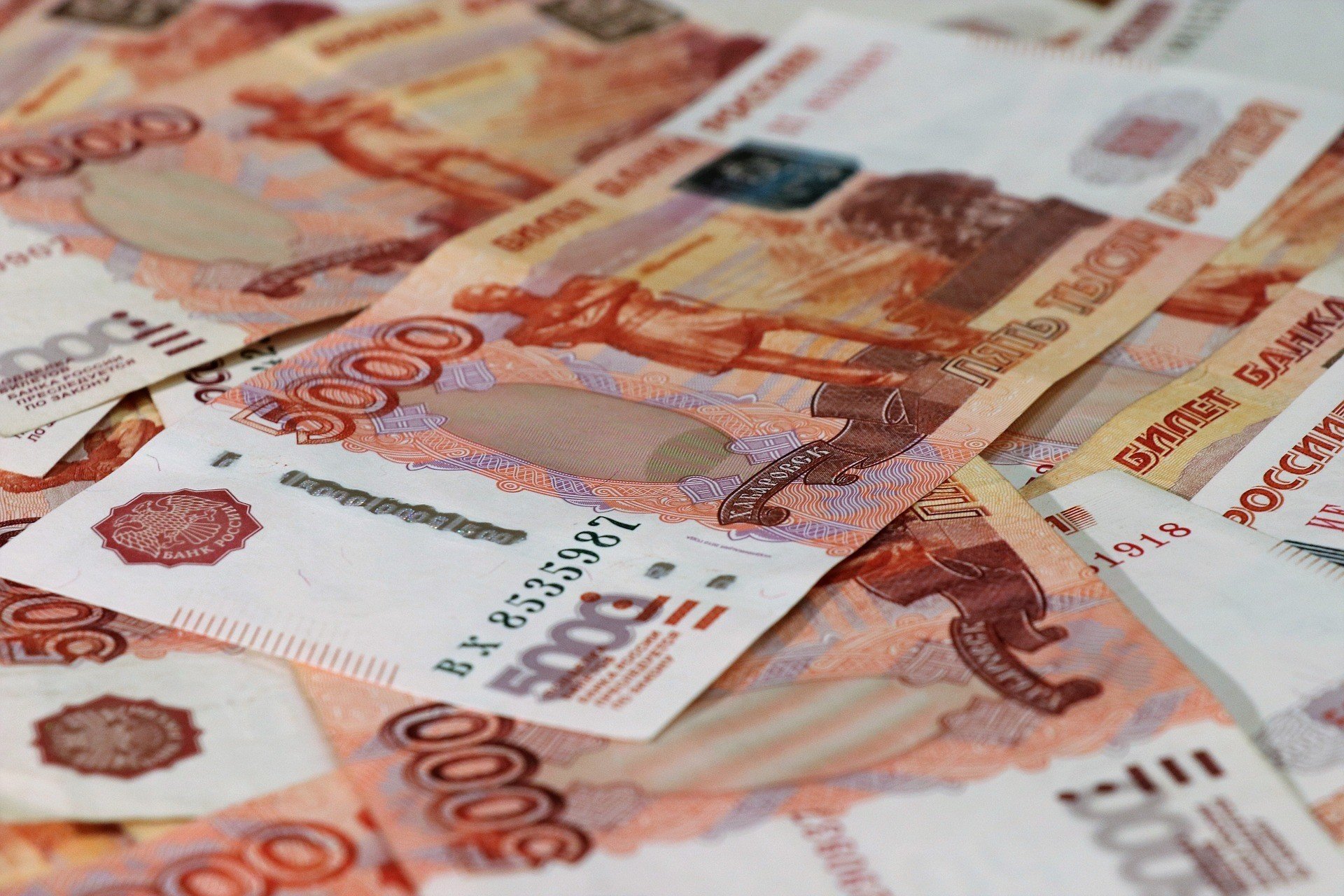 Рубль рекордно дешевеет