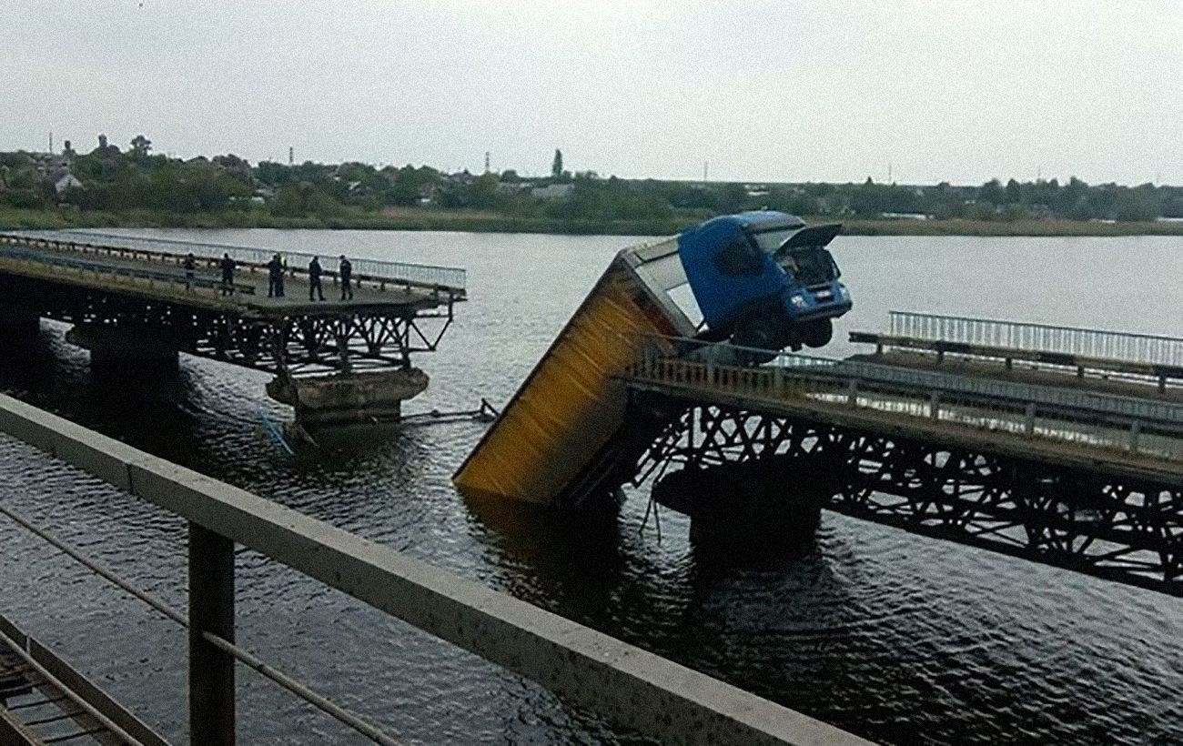 Названа причина обрушения моста под Днепром