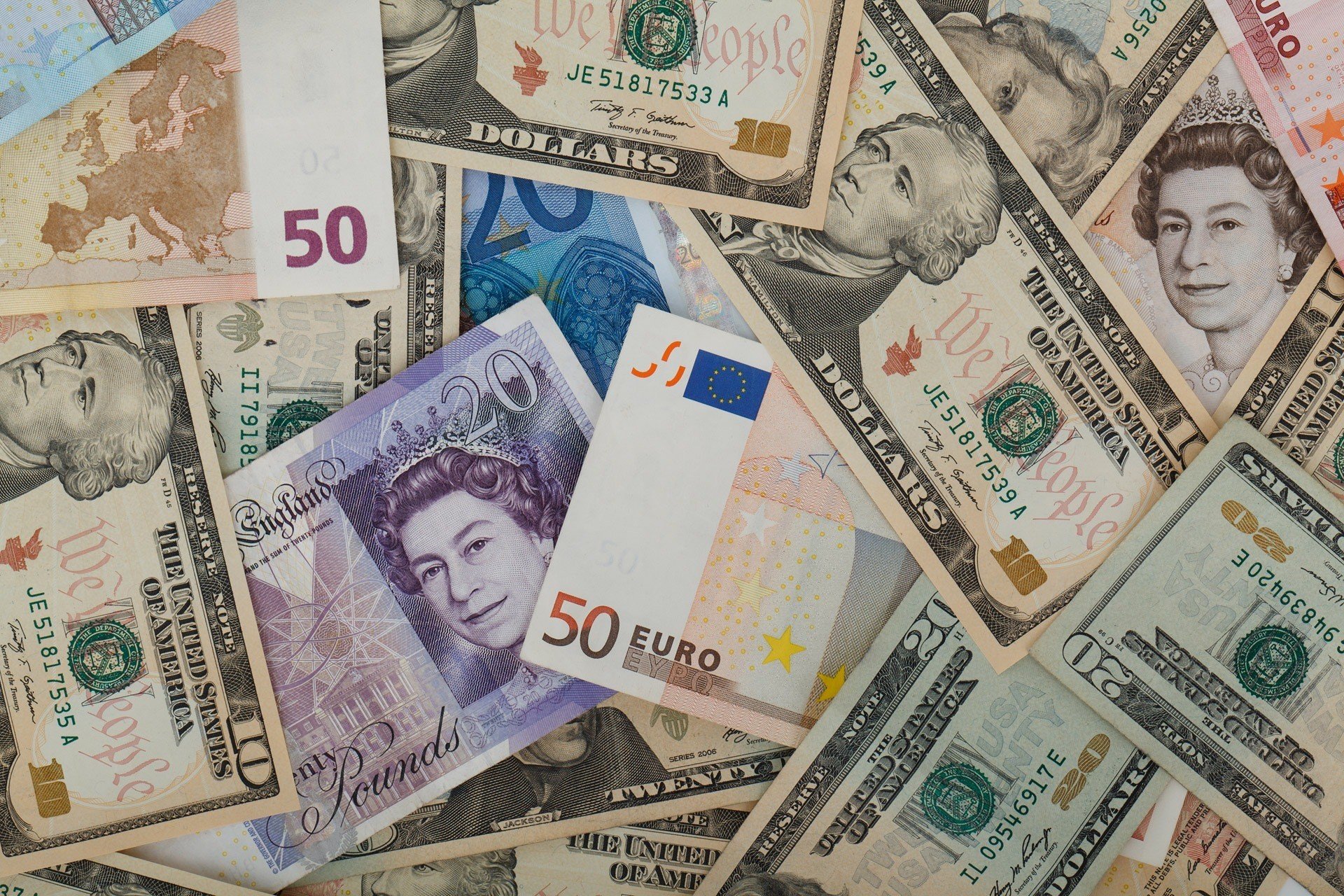 Евро, доллар или фунт: куда вкладывать деньги