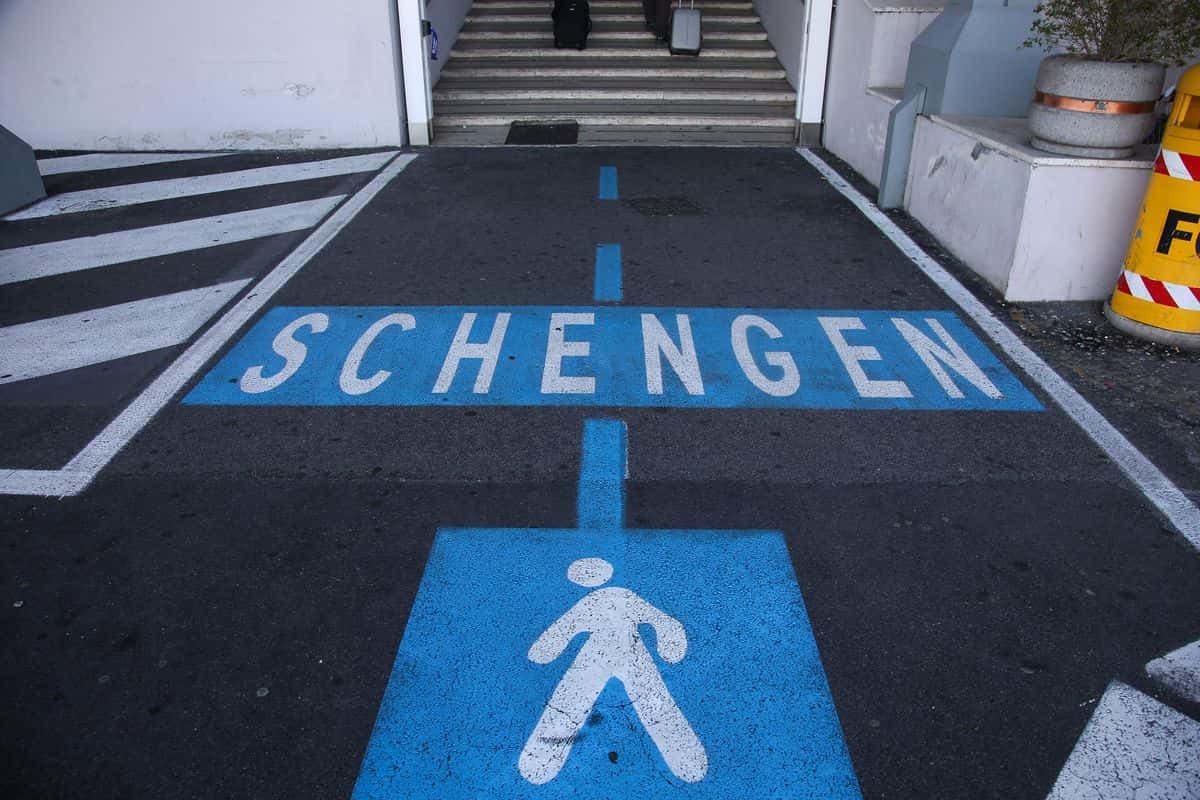 МИД ведет переговоры об открытии Шенгена для украинцев