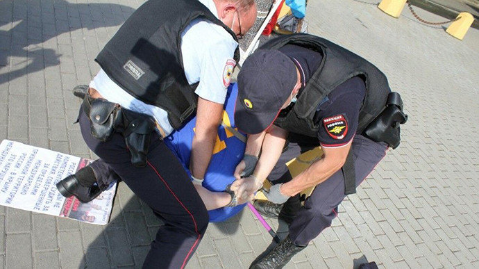 Сбил кепку с полицейского флагом Украины: в РФ обвиняют активиста