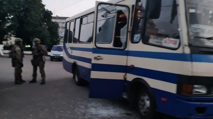 Автобус із заручниками в Луцьку штурмували вже після затримання терориста