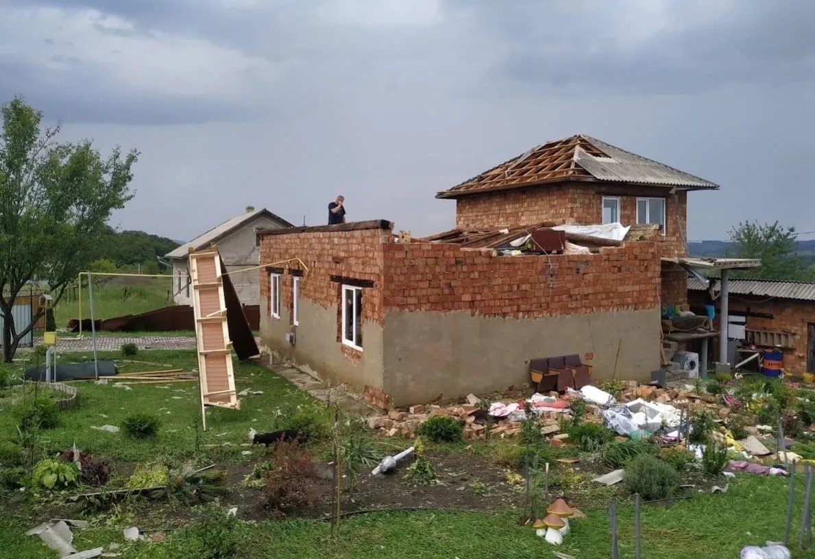 На Буковине пронесся ураган с градом (фото)