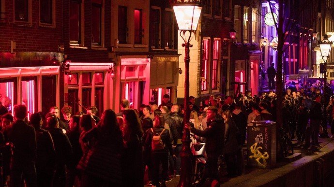 Амстердам из-за толп закрыл несколько улиц у квартала красных фонарей