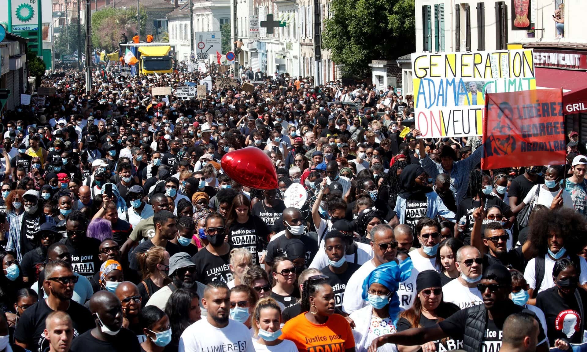 Тисячі людей вийшли на марш в передмісті Парижа у пам’ять про загиблого темношкірого
