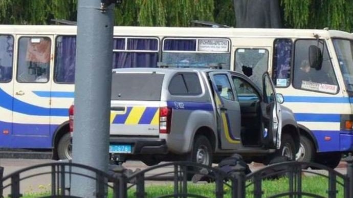 Полицейский подошел к захваченному в Луцке автобусу и передал воду заложникам