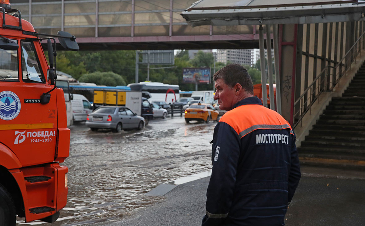 В Москве из-за ливня затопило цокольный этаж дома престарелых
