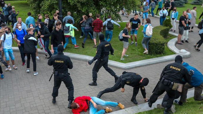Лукашенко про протести: Нікому не дозволено правоохоронців копати ногами