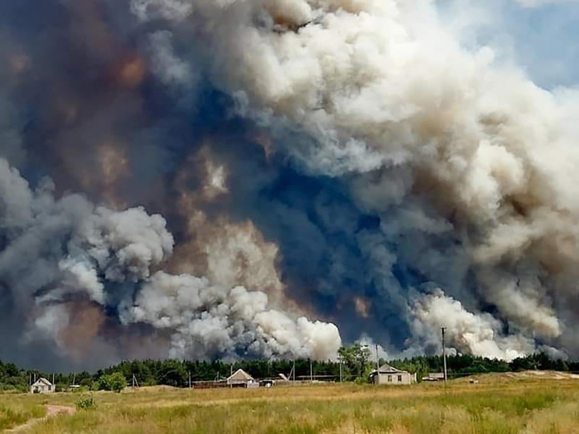 Лісова пожежа на Луганщині: людей евакуюють