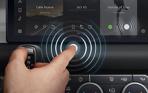 Land Rover разрабатывает бесконтактный сенсорный экран