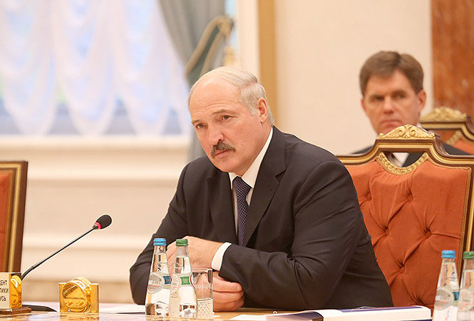 Лукашенко приказал не нянчиться с беларусами