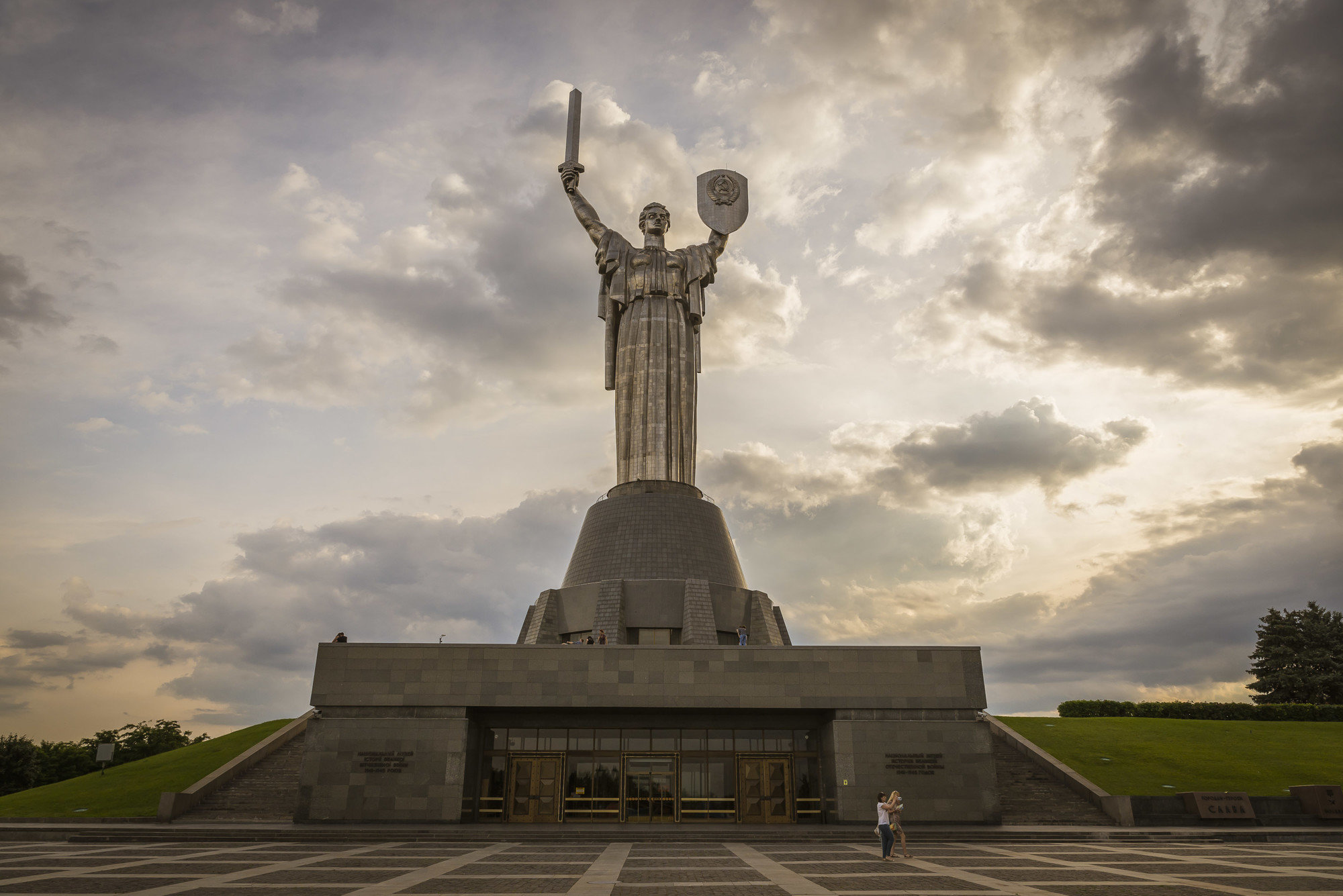 Советские памятники будут "демонтировать цивилизованно"
