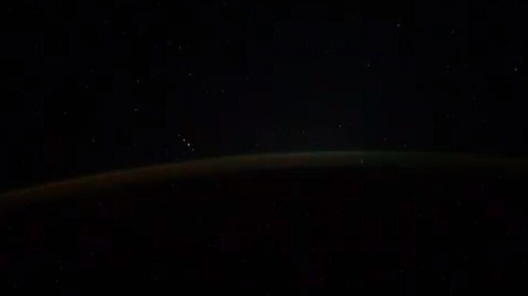 Опубликовано видео с борта МКС, на котором летят НЛО