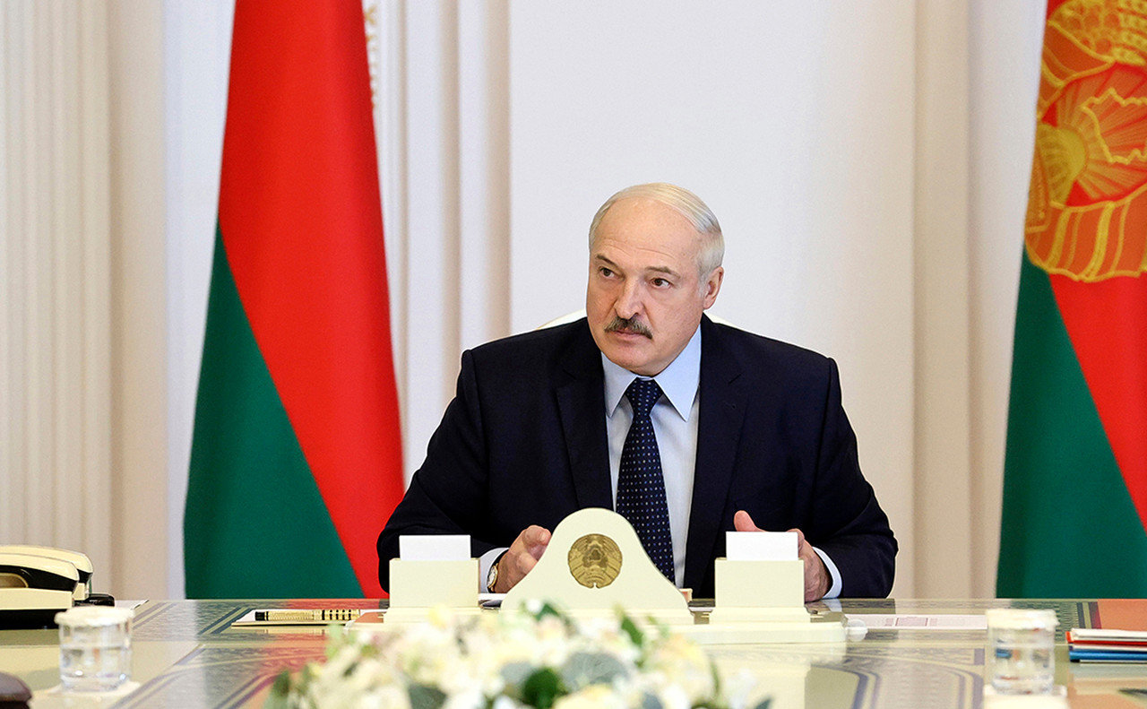 Лукашенко попросил белорусов "не высовываться на улицы"