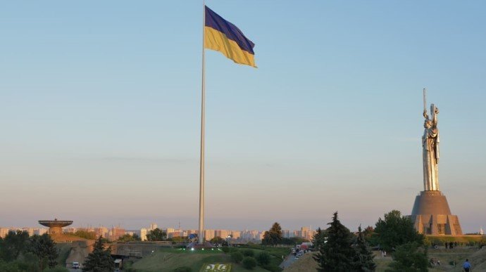 У Києві до дня національного прапору підняли найбільший стяг в Україні
