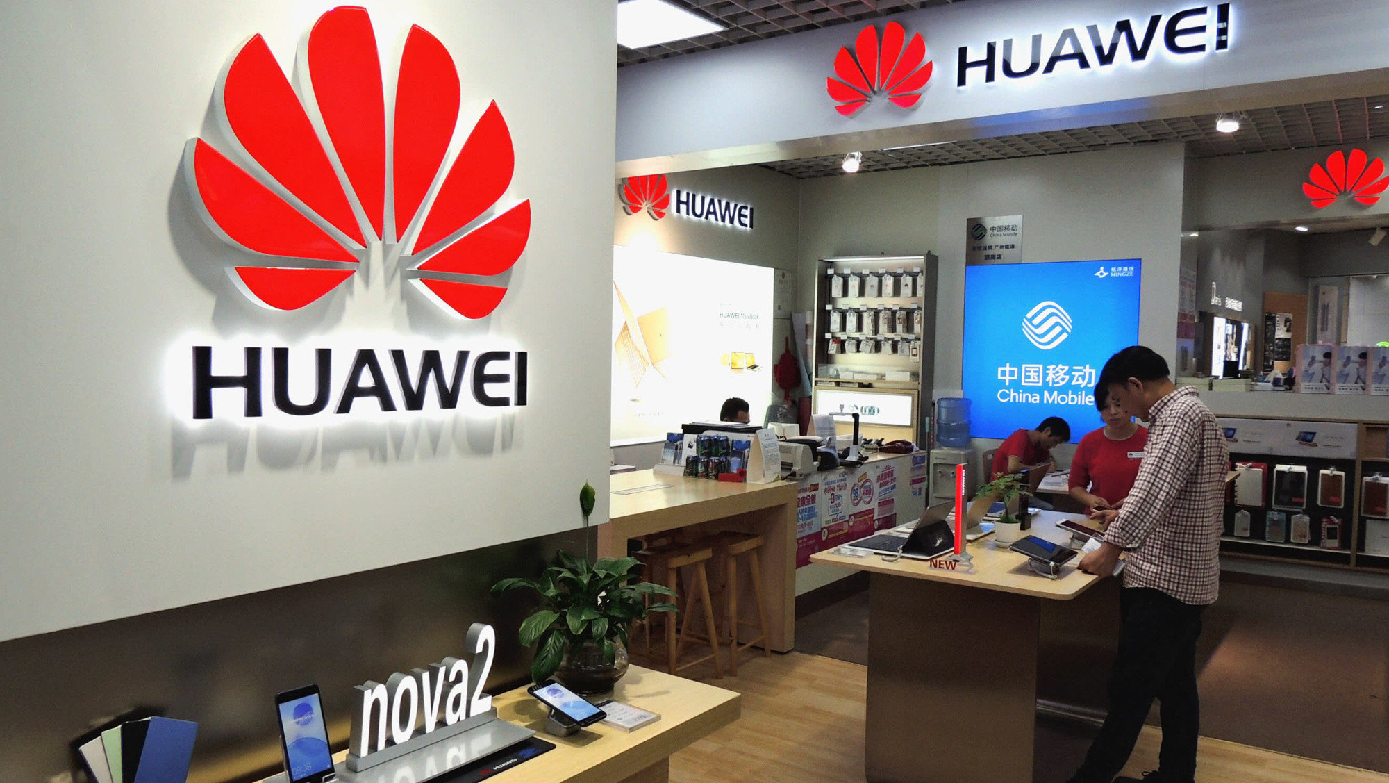 Во Франции демонтируют тысячи антенн Huawei