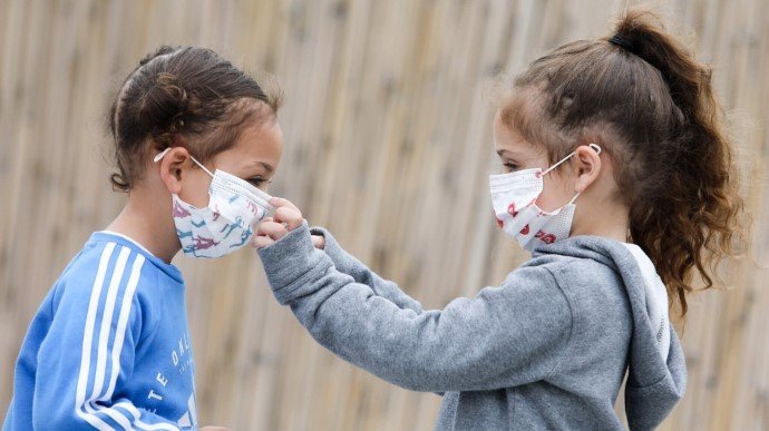 Дети и защитные маски: ВОЗ дал рекомендации