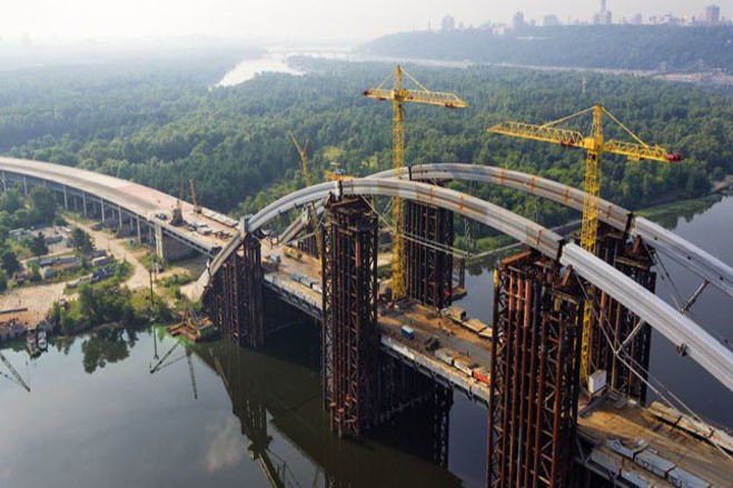В АМКУ заподозрили сговор при строительстве "Троещинского моста"