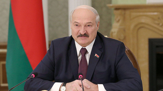 Лукашенко опять похвастался фото с автоматом