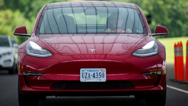 Tesla анонсировала новые функции электрокаров