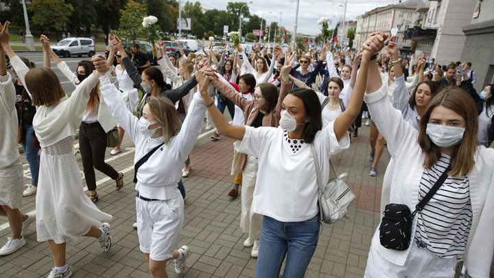 Женщины в белом вышли на улицу в Минске