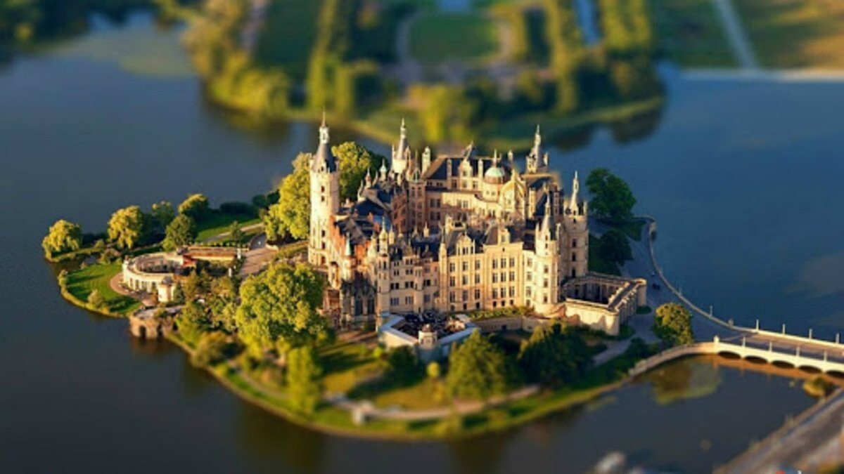 7 удивительных замков на воде (фото)