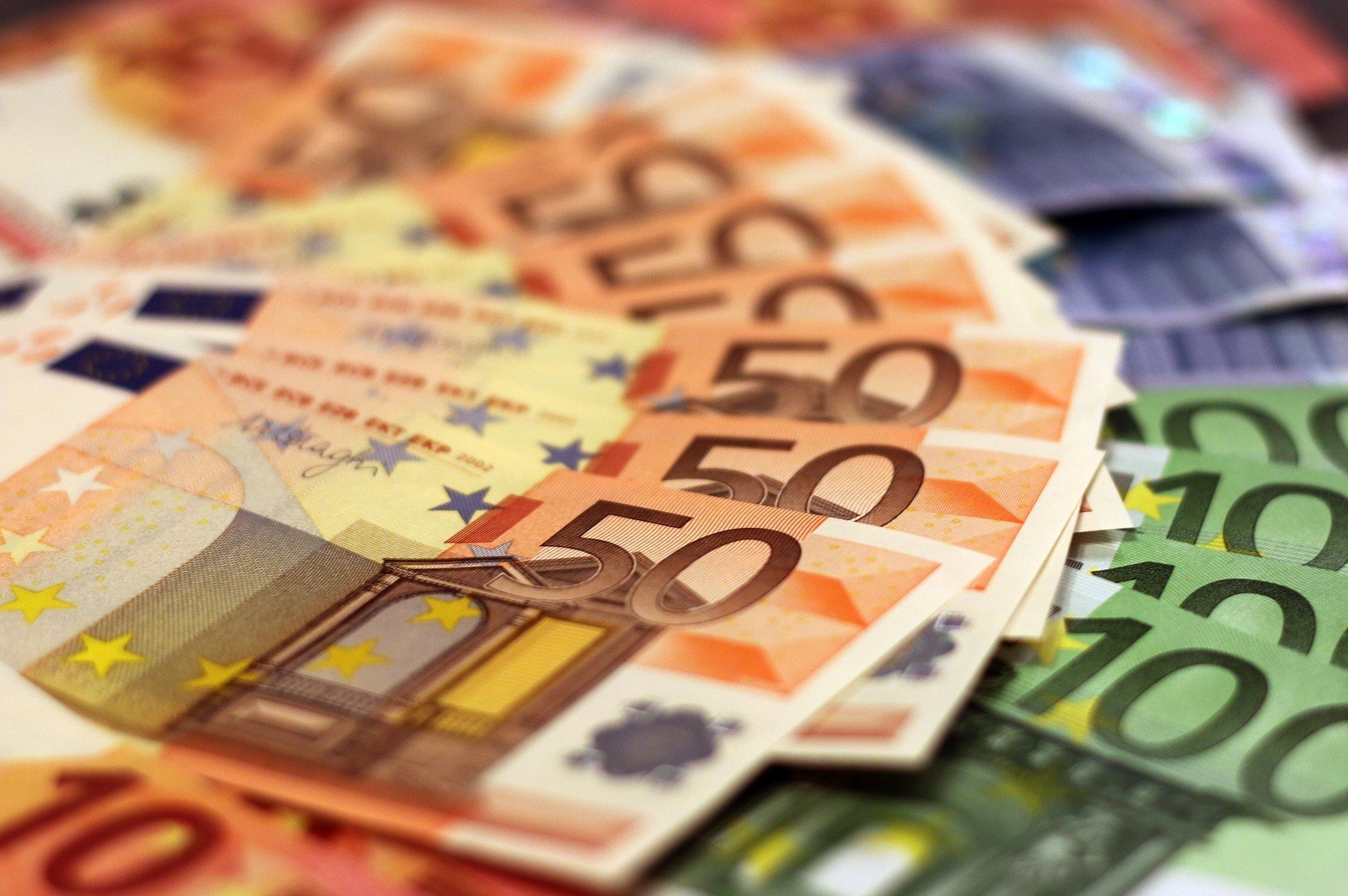 Деньги политиков и олигархов "засветились" в латвийских банках