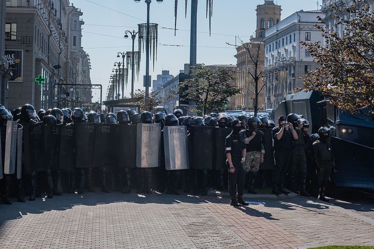 В Минске снова начались задержания, применили водомет