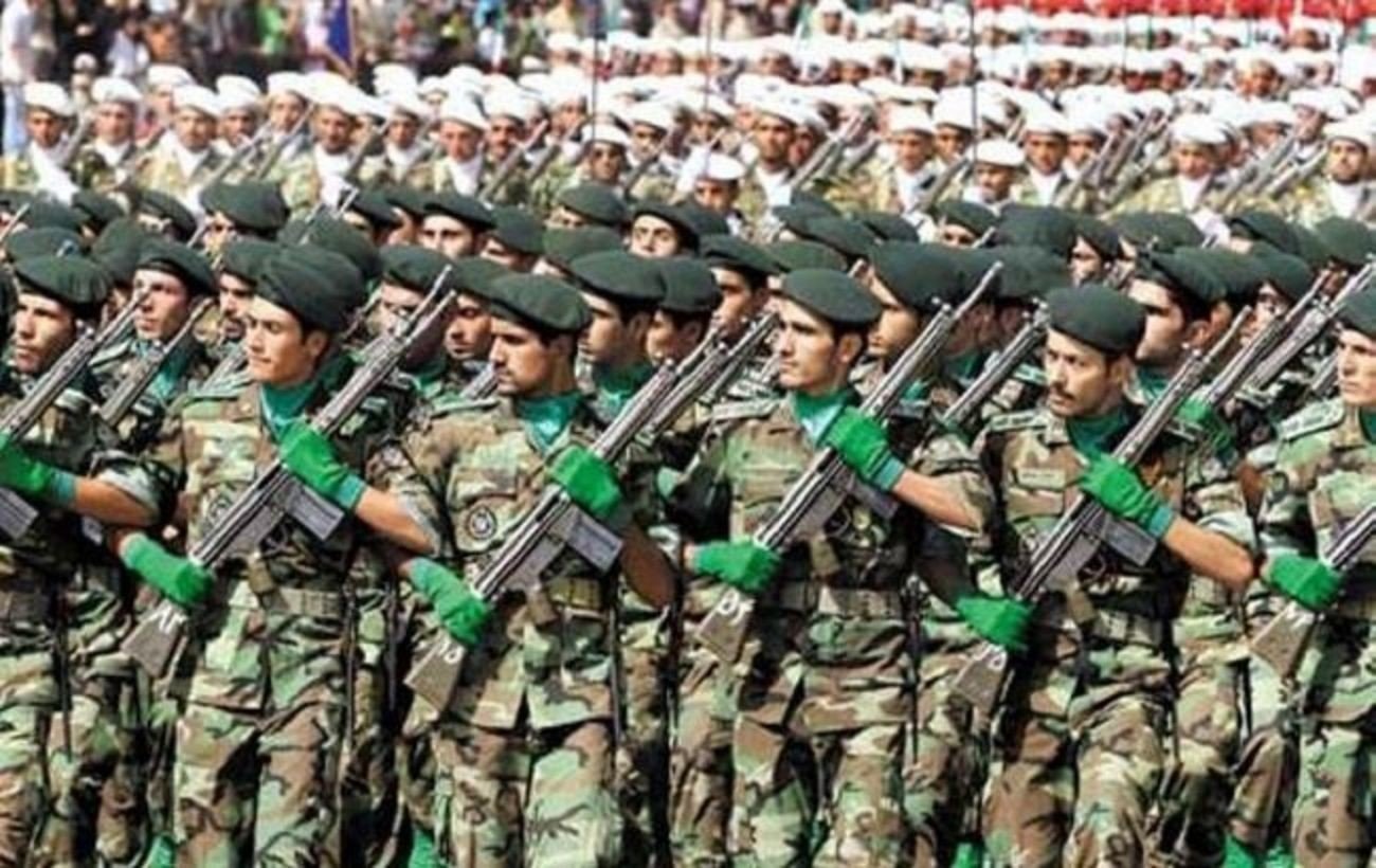 Иран начал военные учения в Ормузском проливе