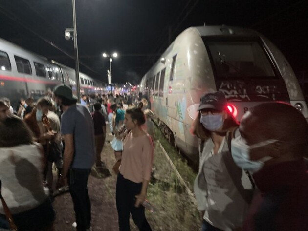 Авария поезда: тысячи людей ночевали в вагонах