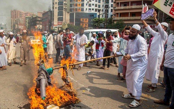 В Бангладеш вспыхнули протесты из-за слов Макрона
