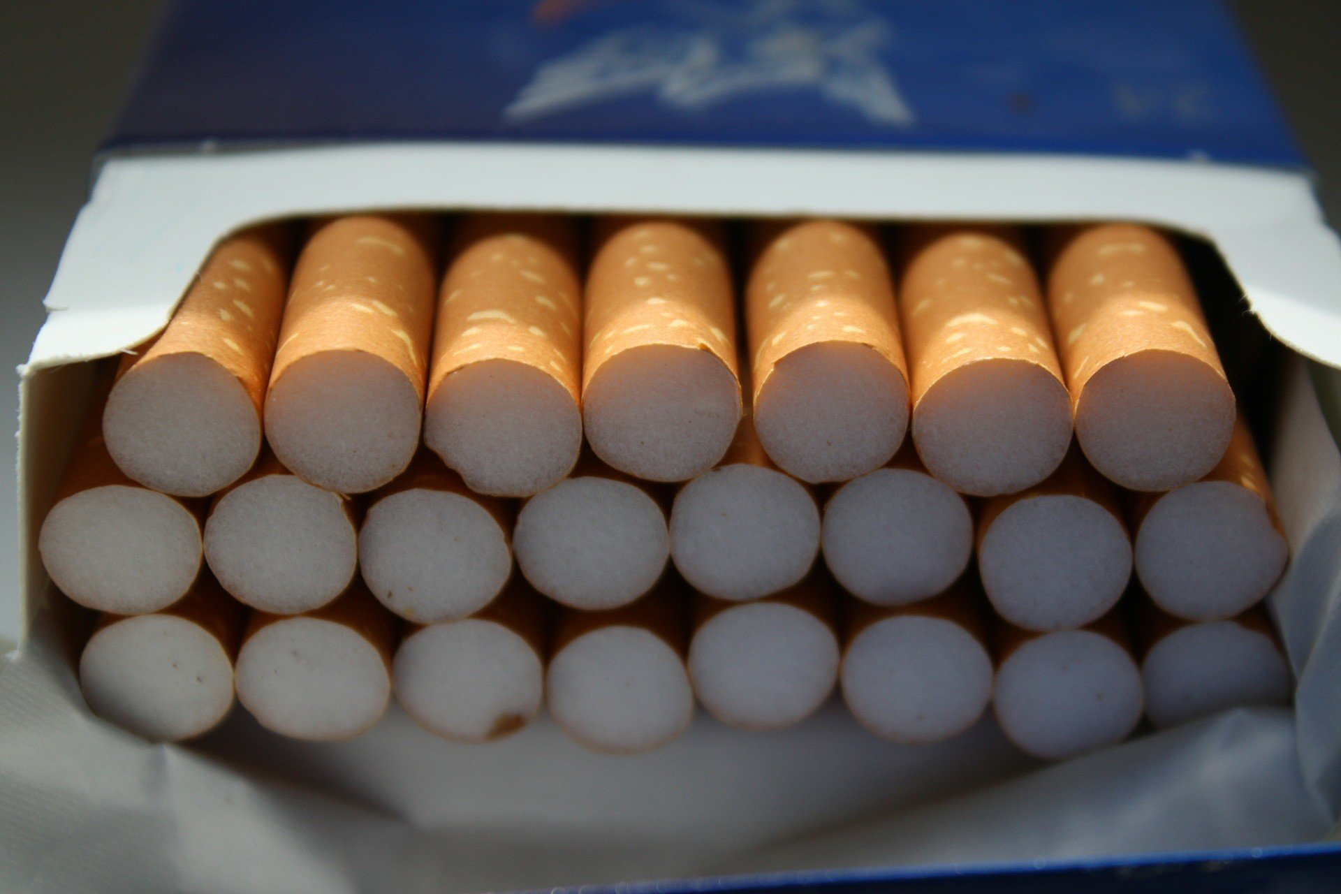 Как работает схема по продаже конфискованных сигарет