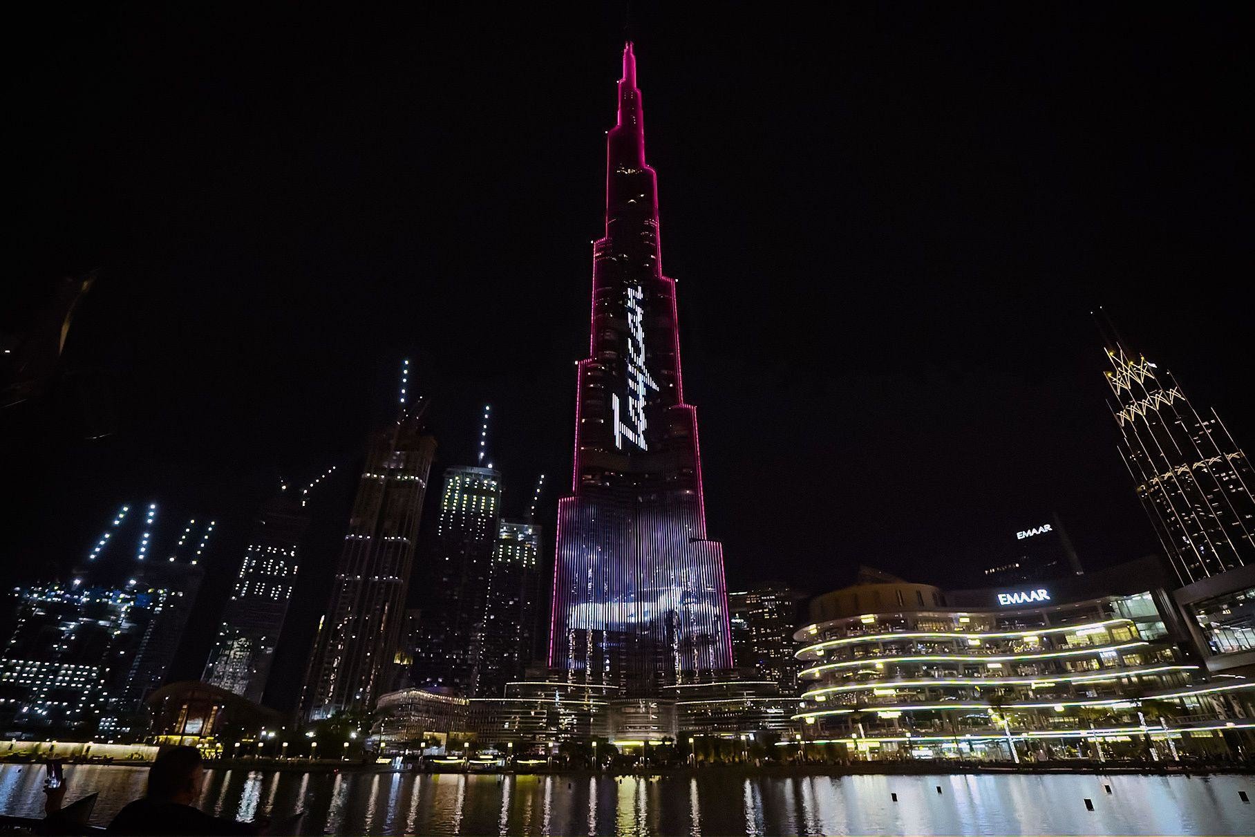 Яркое световое шоу в Дубае от Porsche