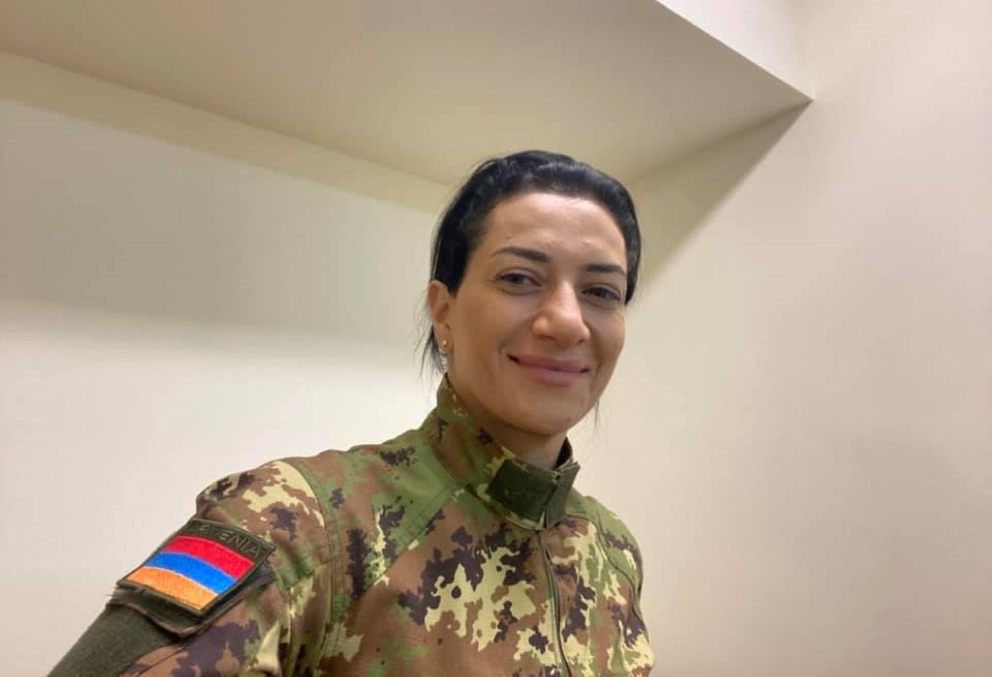 Жена Пашиняна собралась воевать в Карабахе