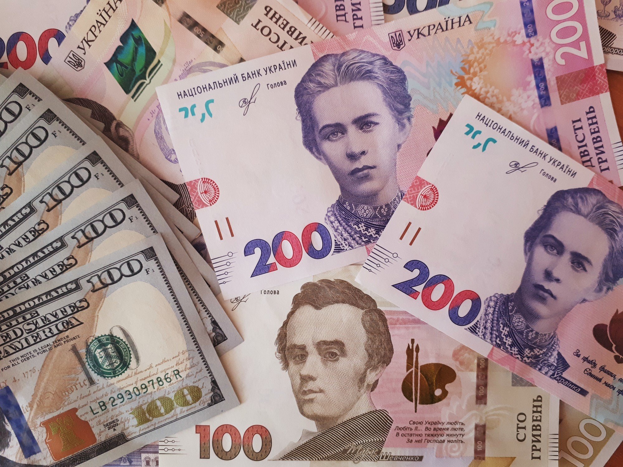 Украинцы сократили продажу валюты банкам