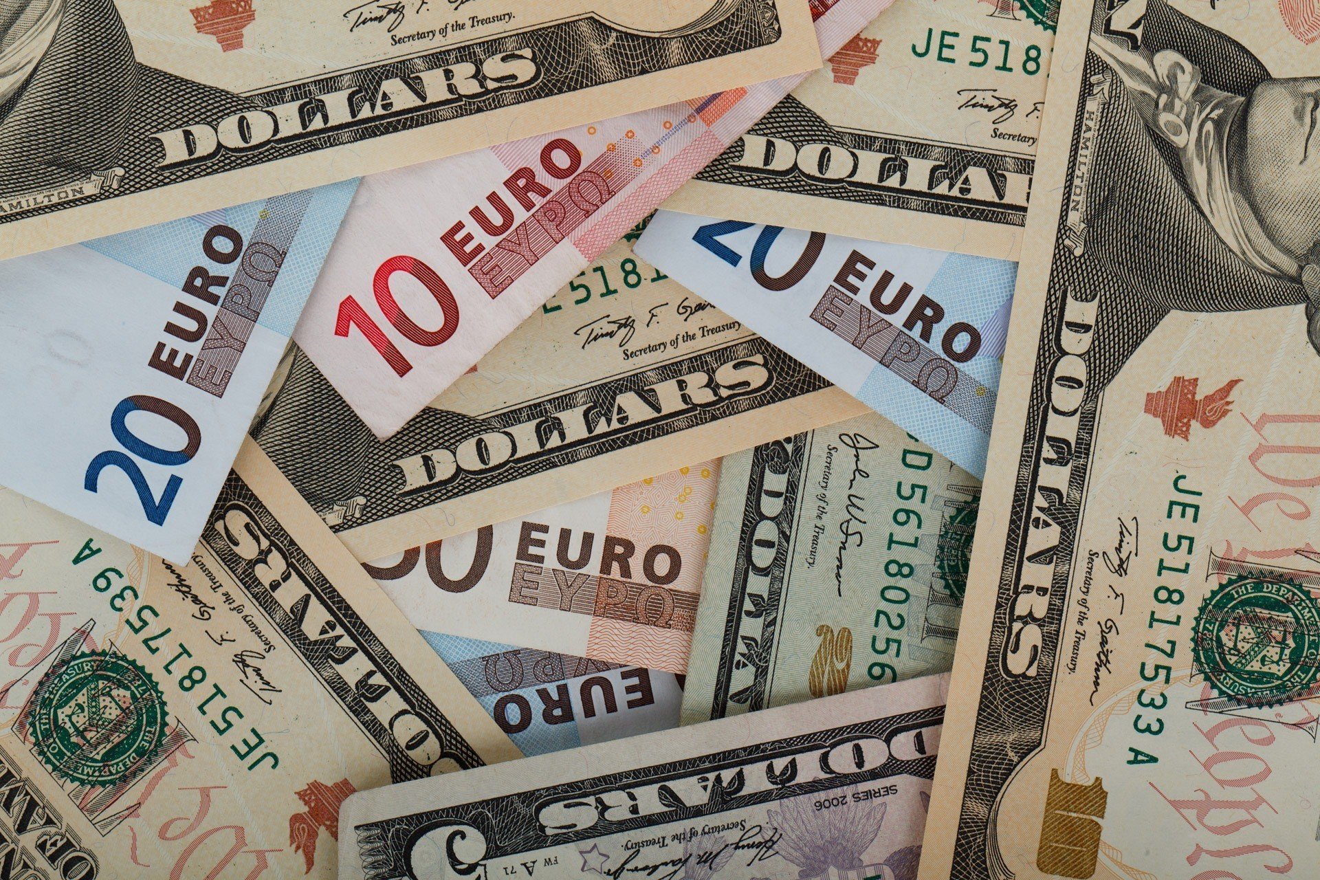 Евро обошел доллар в глобальных платежах