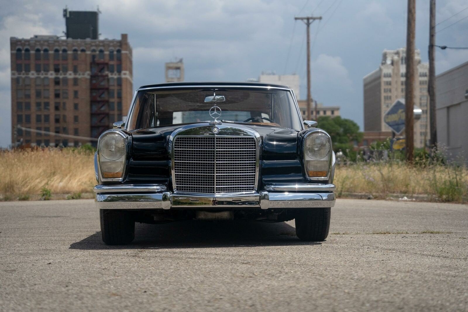 Mercedes 1965 года продают за четверть миллиона