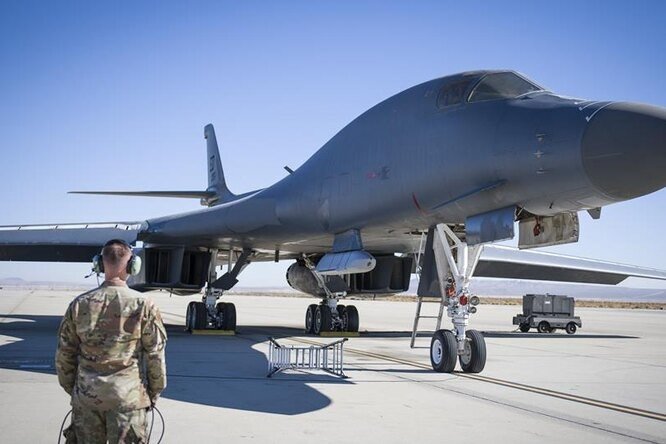 ВВС США испытали бомбардировщик с ракетой на внешней подвеске