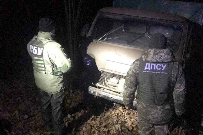 На границе с РФ бросили грузовик с красной икрой