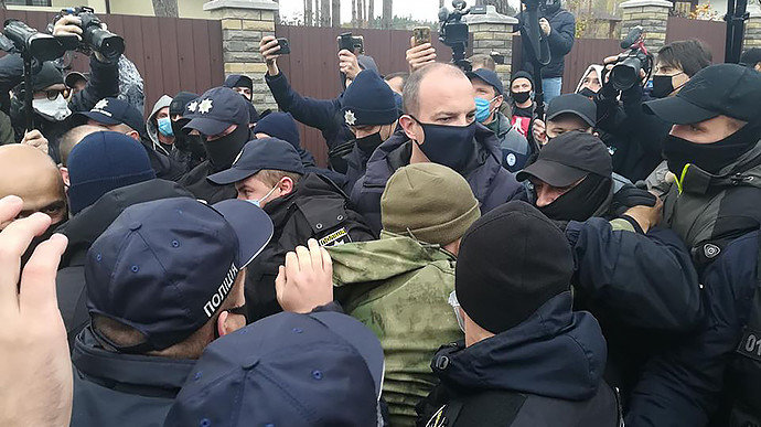 Поліція блокує активістів біля будинку голови КС, сталися сутички