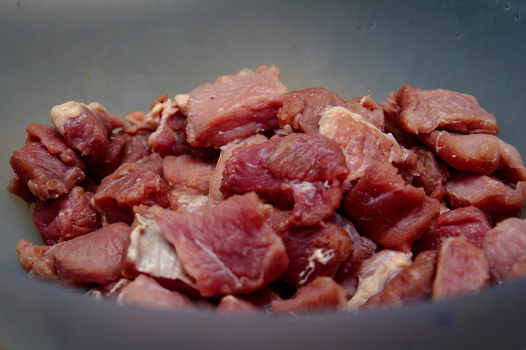 Китай обнаружил коронавирус на импортированном мясе