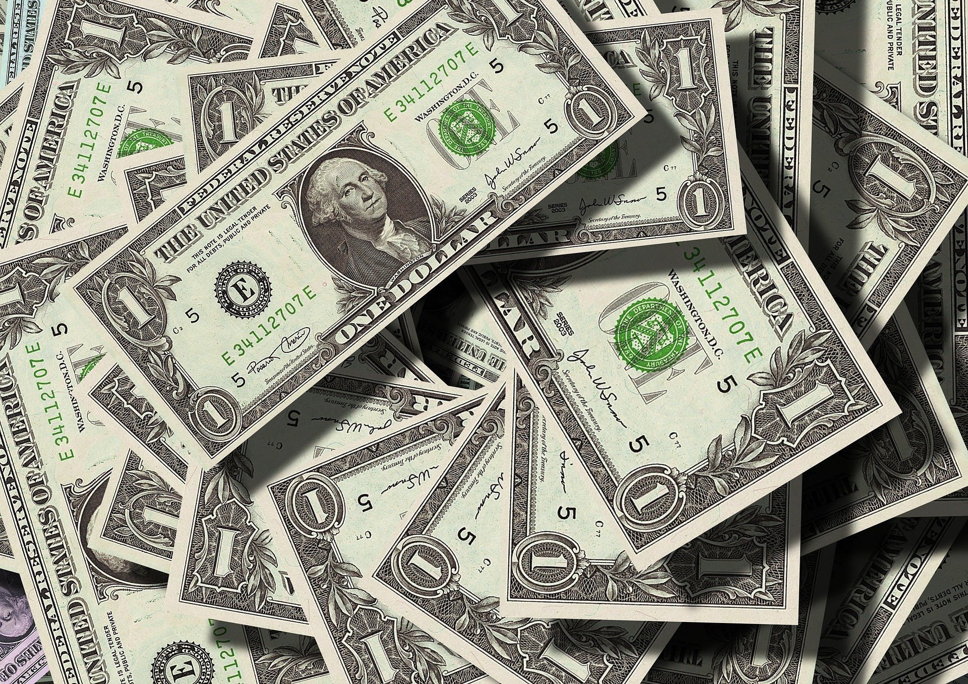 Нацбанк спасает доллар от обвала