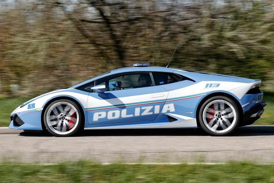 Полицейский Lamborghini выполнил необычное задание